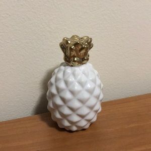 Pineapple pepper shaker